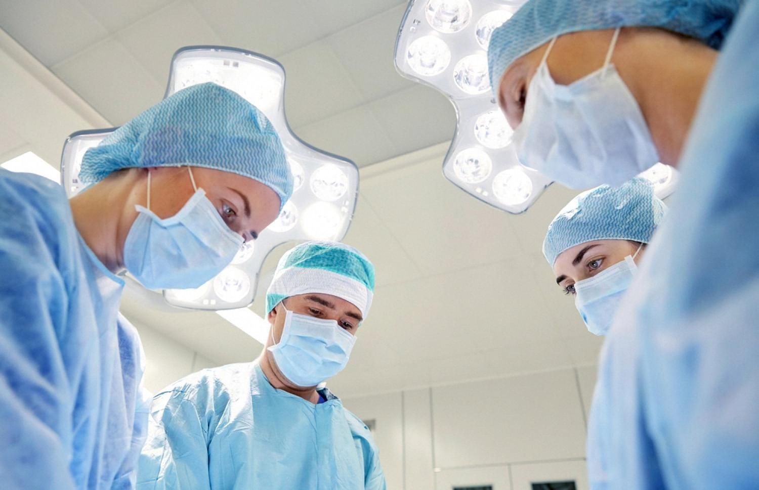 Surgeons and nurses working together during laparoscopic gallbladder surgery