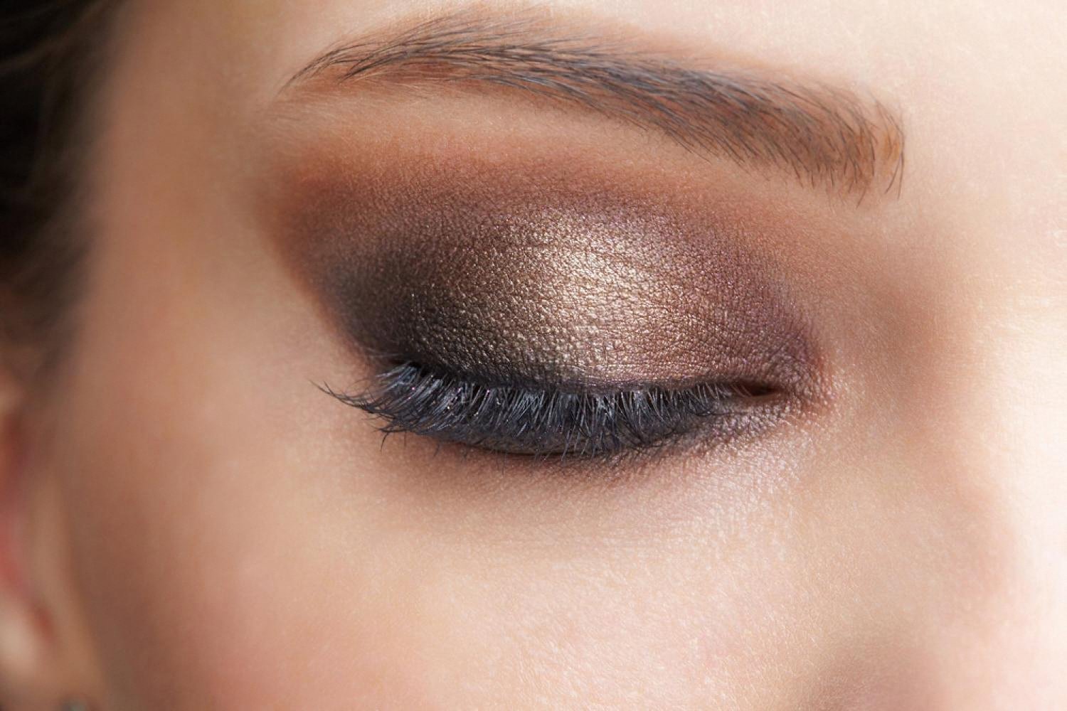 Close-up of eyelid with lash lift and shaped brow, a low-maintenance beauty look for UAE summers